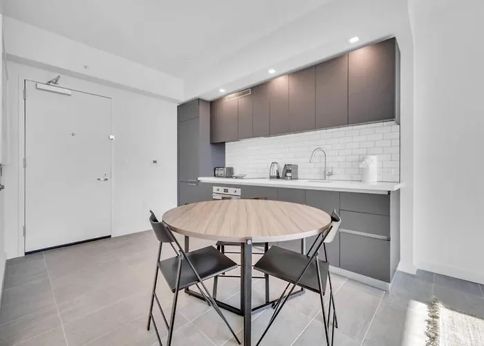 Modern 1 Bed Condo Across From Bayside In Downtown