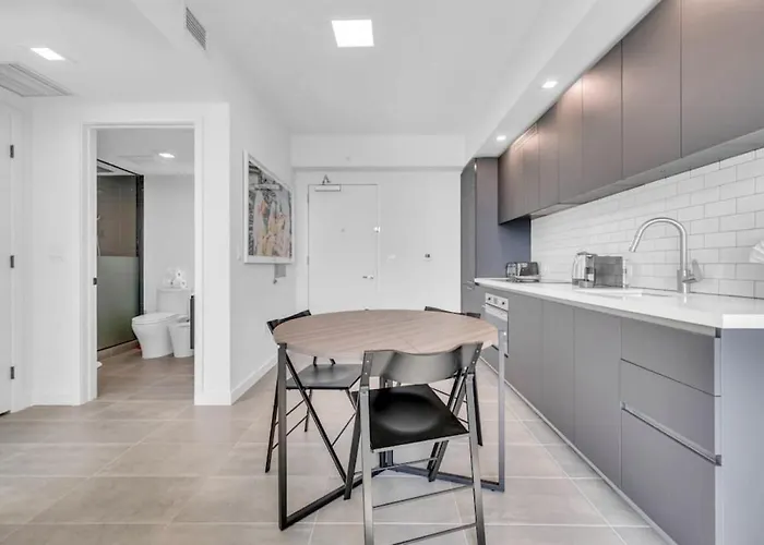 Modern 1 Bed Condo Across From Bayside In Downtown