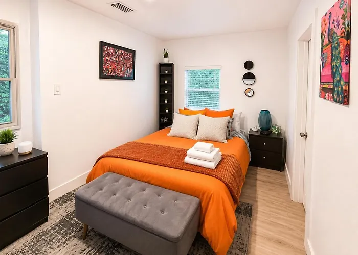 Quiet & Centrally Located House - Private Parking, Laundry And Storage For Luggage